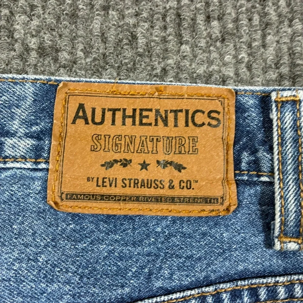Levi's Signature Authentics Jeans Mens Size 38x30 Light Wash Regular Fit Denim